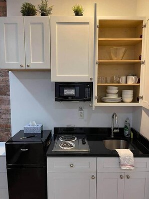 Fridge, microwave, stovetop, toaster - Nest 1 br aparthotel walk to Times Square and Empire State (New York)
