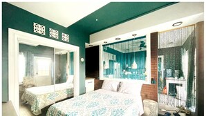 Un dormitorio con dos camas, un espejo grande y vistas al exterior.