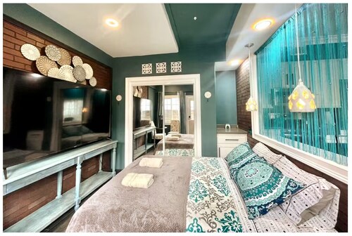 Private guest unit with separate entrance.