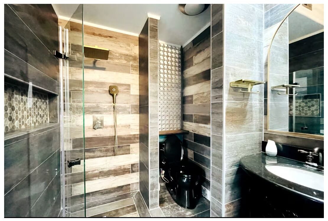 Een haardroger, handdoeken, zeep, toiletpapier