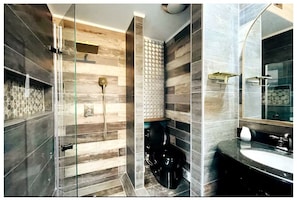 Secador de pelo, toallas, jabón, papel higiénico