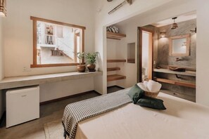 Tweepersoonskamer, balkon, uitzicht op binnenplaats | Een strijkplank/strijkijzer, gratis wifi