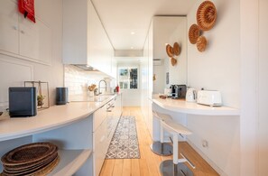 Kühlschrank, Mikrowelle, Ofen, Geschirrspüler