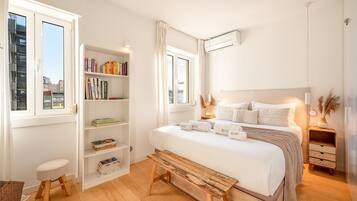 Iron/ironing board, Internet, bed sheets