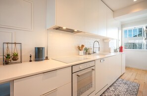 Fridge, microwave, oven, dishwasher - GuestReady - Charming Apartment with Terrace (Lisbon)