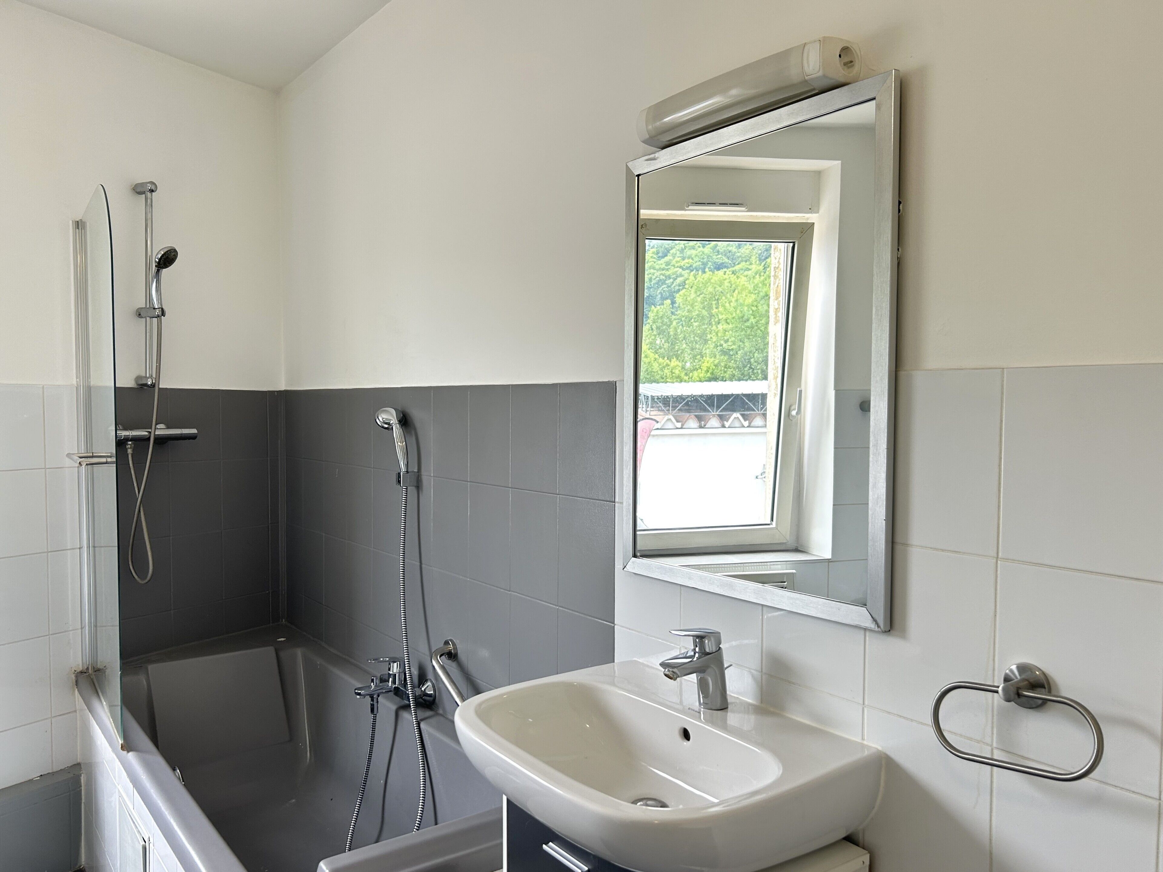 Serviettes fournies, savon, papier toilette