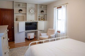 3 bedrooms, iron/ironing board, free WiFi, bed sheets - Sunny Side on Storm • Bright 3BR/3BA Retreat (Ames)