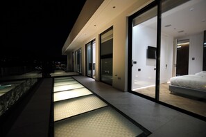 4 dormitorios, tabla de planchar con plancha, cuna de viaje