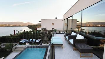 Una piscina al aire libre