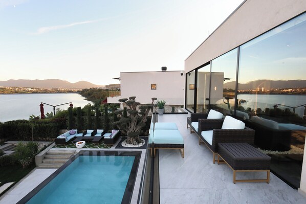 Una piscina al aire libre