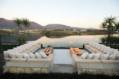 Residence d’Etoiles
Luxury Villa with Pool, Spa & Lake Views | 8 Min from Blloku
