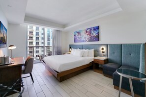 Een strijkplank/strijkijzer, beddengoed