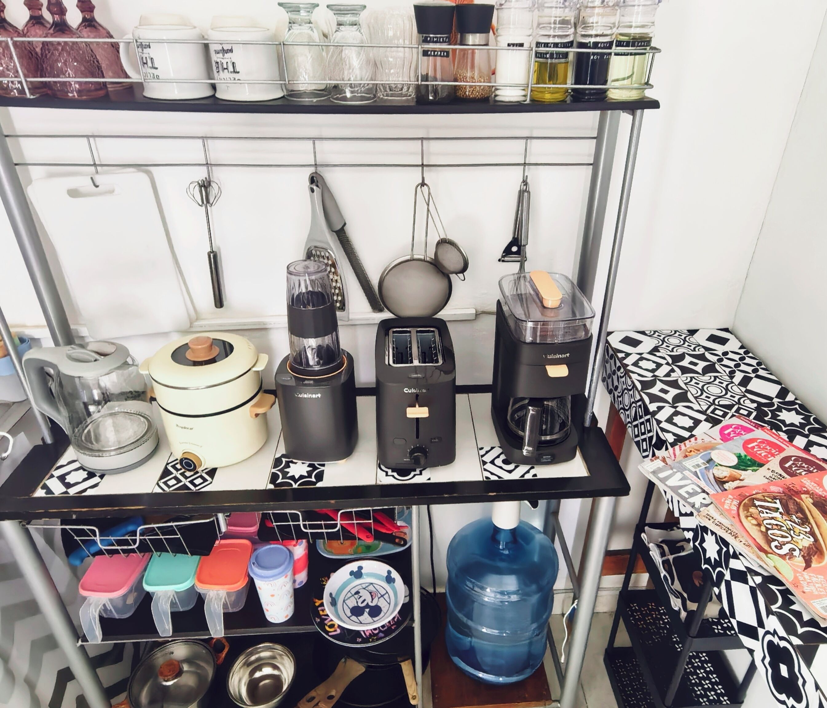 Kühlschrank, Ofen, Wasserkocher mit Kaffee-/Teezubehör, Wasserkocher