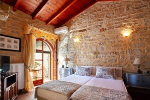 4 bedrooms, in-room safe, iron/ironing board, free WiFi - Hara, a charming villa with nice Views, private pool (Agia Triada)