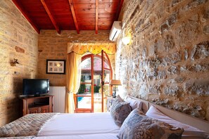 4 bedrooms, in-room safe, iron/ironing board, free WiFi - Hara, a charming villa with nice Views, private pool (Agia Triada)