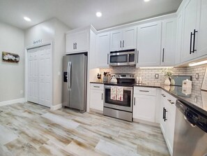 Coffee/tea maker, fridge, microwave, oven - Gated 3BR 2.5BA Home Near Disney (Kissimmee)
