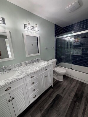 Bathroom - Perfect vacation getaway! 5 miles to the Gulf ! Pool House! (Bradenton)