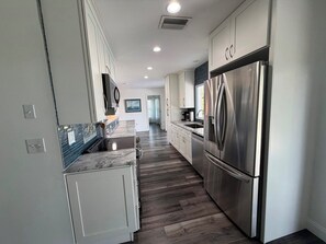 Private kitchen - Perfect vacation getaway! 5 miles to the Gulf ! Pool House! (Bradenton)