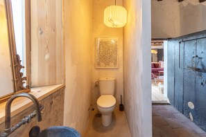 Regadera, secadora de cabello, toallas