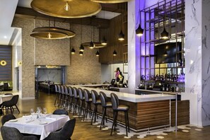 Bar (on property) - Sunny Spacious 1BR • Balcony & Sofa bed – Circ Hotel (Hollywood)