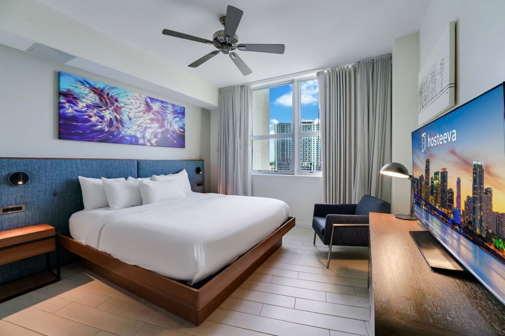 Iron/ironing board, bed sheets