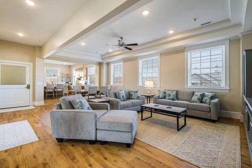 Downtown Penthouse - Walk to JMU w/ parking