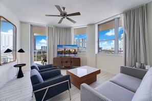 TV - Circ Hotel Bright 2BR Living with Balcony (Hollywood)