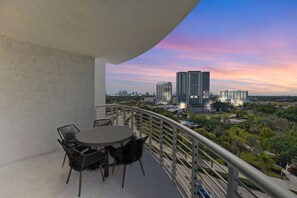 Outdoor dining - Circ Hotel Bright 2BR Living with Balcony (Hollywood)