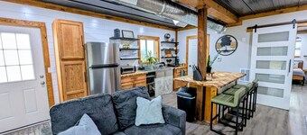 Cozy Hideaway in Rustic Container Home on Peaceful 10 Acres - Fire pit & Hot tub