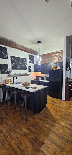 Private kitchen - Eclectic Loft in Historic Corktown where vibrance meets serenity – 75" TV & KING (Detroit)