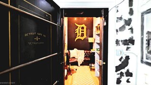 Interior - Eclectic Loft in Historic Corktown where vibrance meets serenity – 75" TV & KING (Detroit)