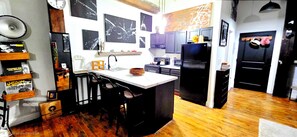 Private kitchen - Eclectic Loft in Historic Corktown where vibrance meets serenity – 75" TV & KING (Detroit)