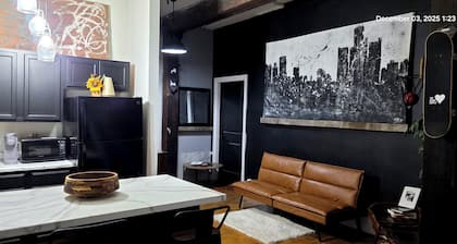 Eclectic Loft in Historic Corktown where vibrance meets serenity – 75" TV & KING