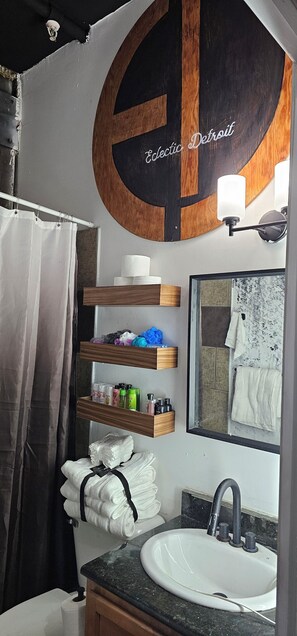 Towels, soap, toilet paper - Eclectic Loft in Historic Corktown where vibrance meets serenity – 75" TV & KING (Detroit)