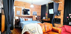 WiFi, bed sheets - Eclectic Loft in Historic Corktown where vibrance meets serenity – 75" TV & KING (Detroit)
