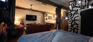 WiFi, bed sheets - Eclectic Loft in Historic Corktown where vibrance meets serenity – 75" TV & KING (Detroit)
