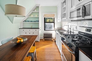 Fridge, microwave, oven, stovetop - New Victorian Mansion Bed and Breakfast Penthouse (Saint Paul)