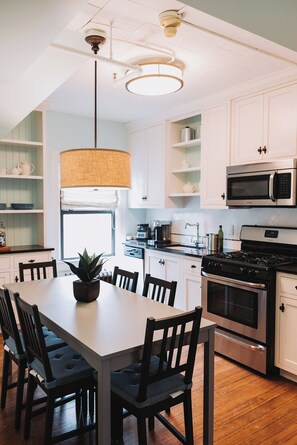 Fridge, microwave, oven, stovetop - New Victorian Mansion Bed and Breakfast Penthouse (Saint Paul)