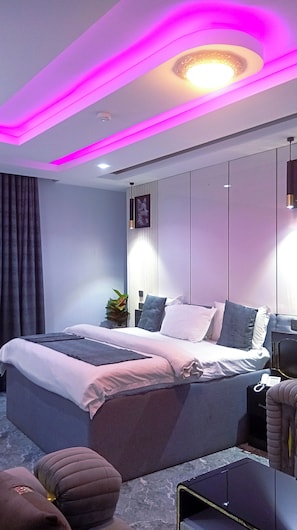 Royal Studio Suite, City View | Living area