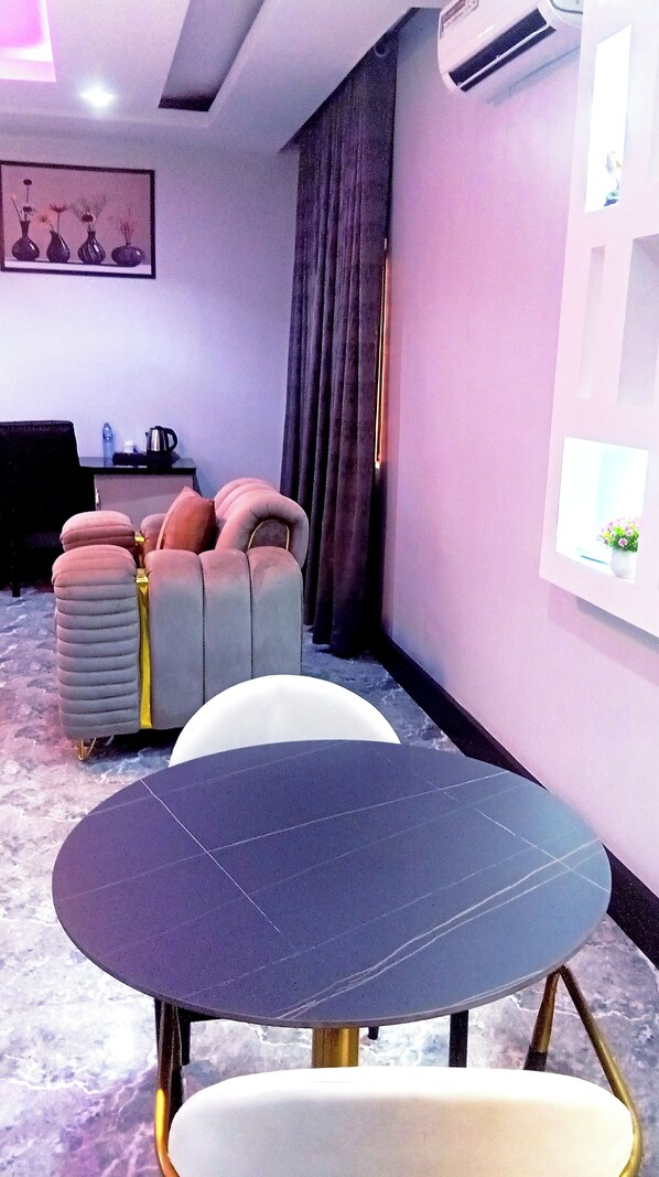 슈피리어 더블룸, 시내 전망 | 객실 내 식사 공간