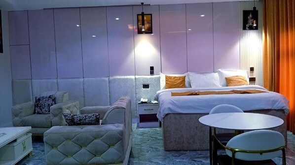 書桌、免費 Wi-Fi