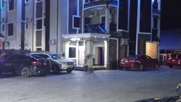 Fachada del alojamiento - Noche