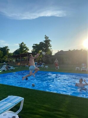 Außenpool (je nach Saison geöffnet), Sonnenschirme, Liegestühle