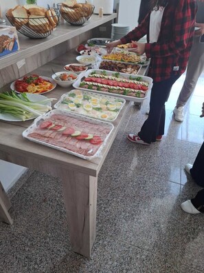 Colazione a buffet, servita tutte le mattine (40 EUR a persona) 