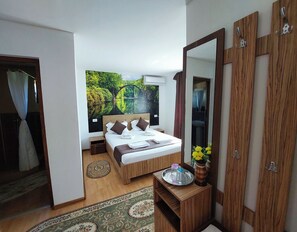 Doppelzimmer, Blick auf den Innenhof | Verdunkelungsvorhänge, schallisolierte Zimmer, Bügeleisen/Bügelbrett