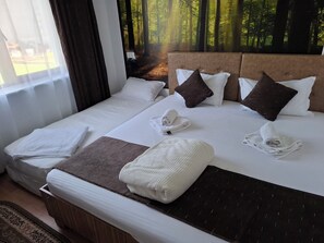 Habitación triple, vistas al patio | Cortinas opacas y sistema de insonorización