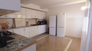 Full-size fridge, microwave, oven, stovetop