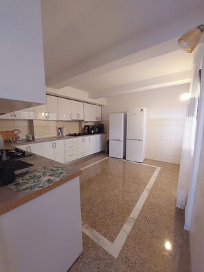 Frigorífico grande, microondas, horno y placa de cocina