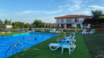 Hồ bơi ngoài trời phục vụ theo mùa