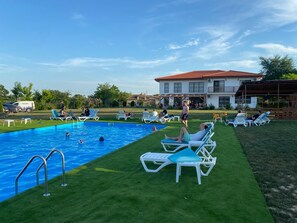 Seasonal outdoor pool, pool umbrellas, sun loungers - Paradiso Resort (Murighiol)